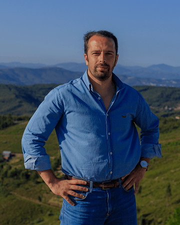 Homem em paisagem montanhosa