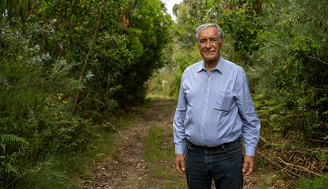 Senhor idoso num terreno agrícola