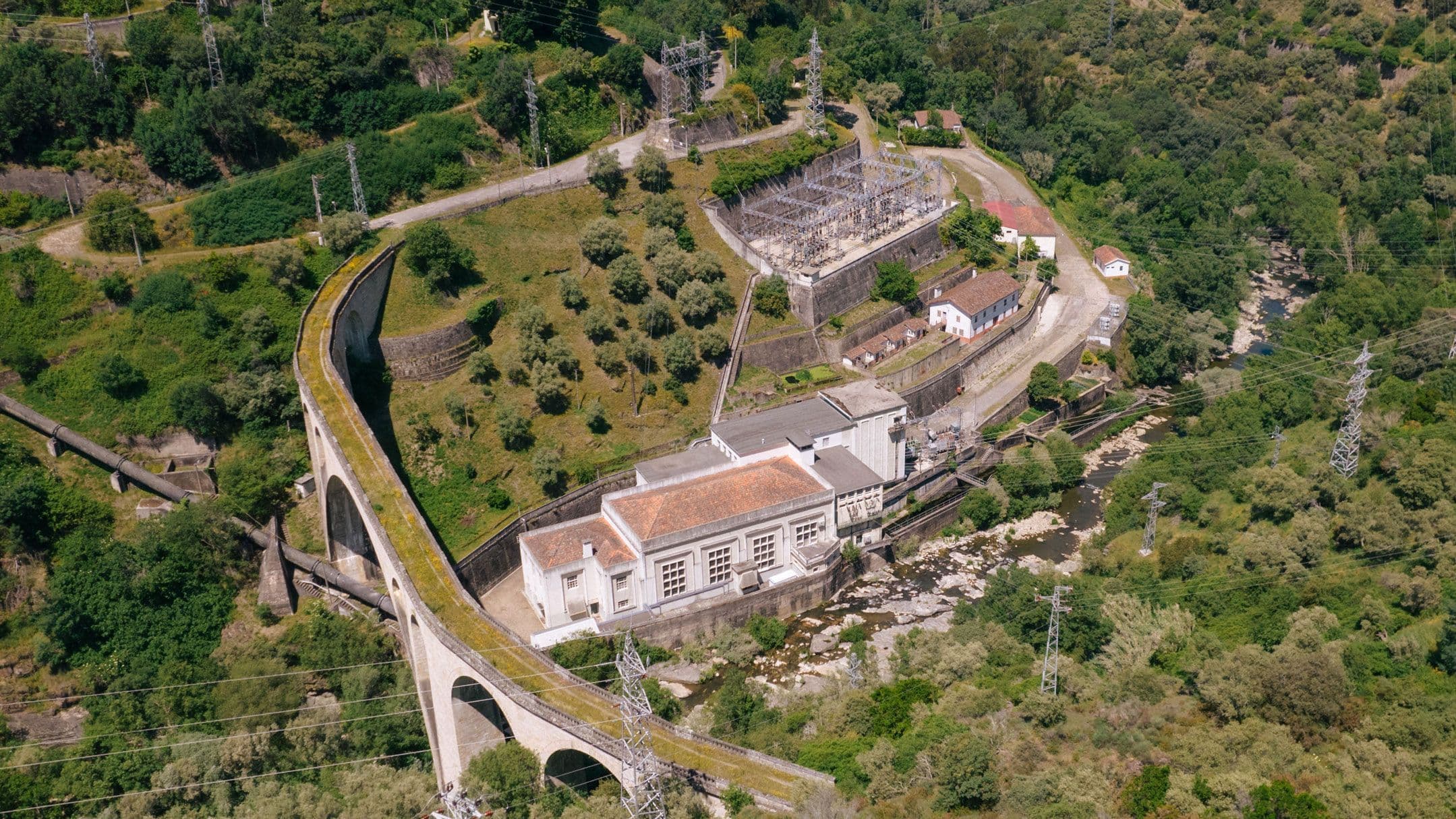 Vista aérea de terrenos com uma central